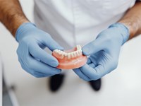 El papel de la prótesis en la mejora de la estética facial global