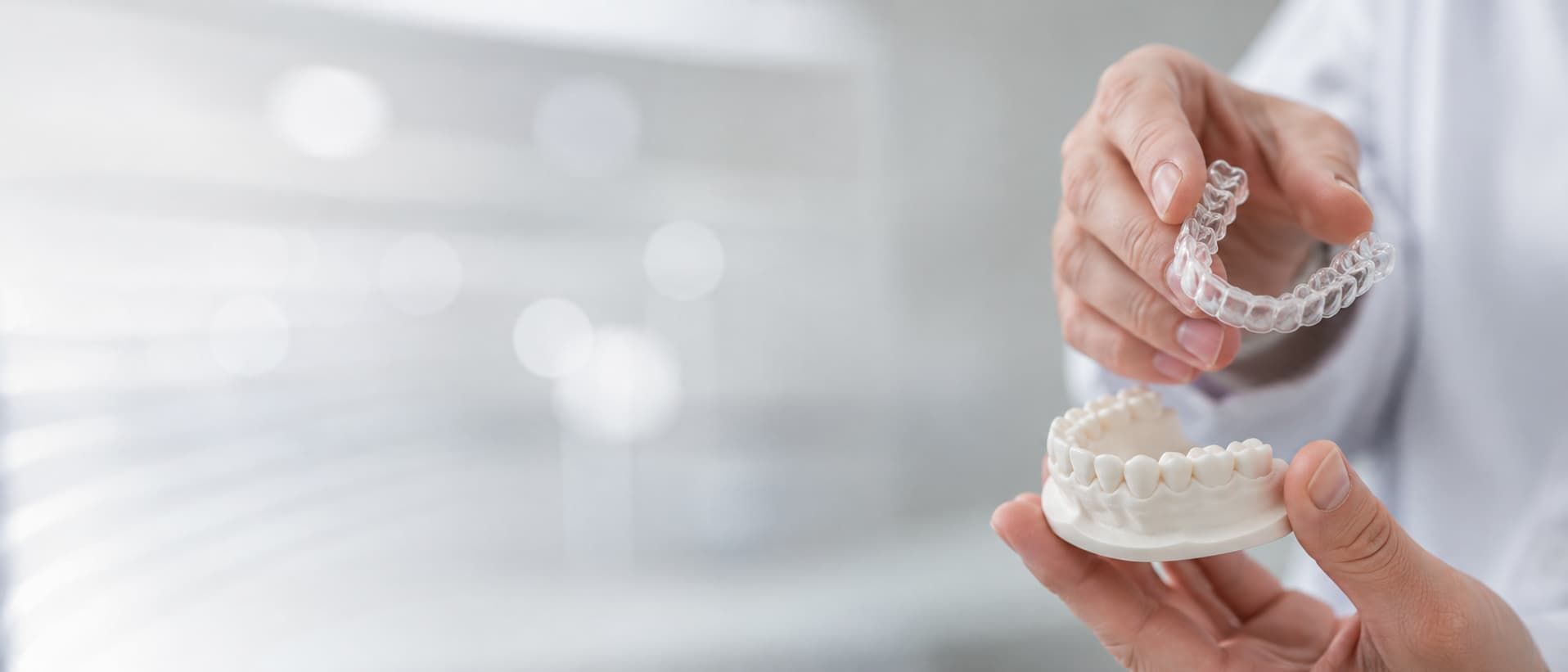 Protésica dental de Trasancos ajustando una pieza sobre un modelo dental en Narón