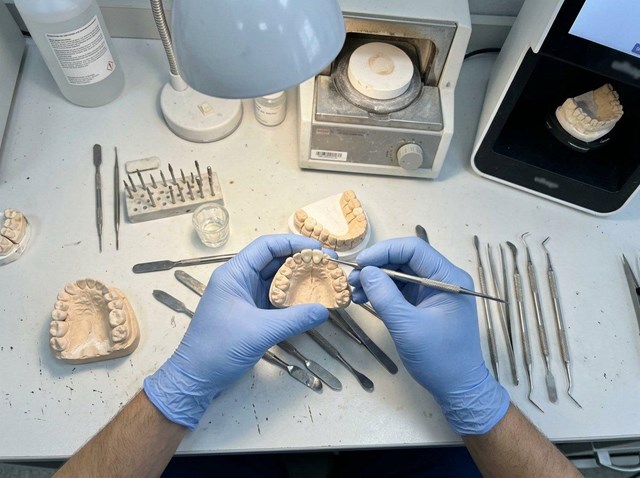 La estética que exigen tus pacientes: prótesis fijas de circonio en Mugardos - Imagen 1