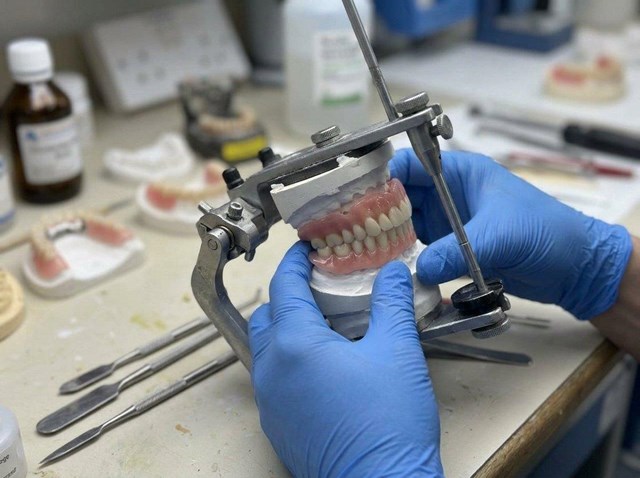 Máxima precisión: prótesis móviles de circonio con CAD-CAM en Ferrol - Imagen 1