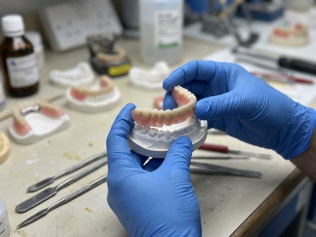 Máxima precisión: prótesis móviles de circonio con CAD-CAM en Ferrol