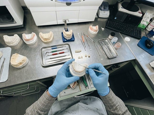 Recupera función y sonrisa con prótesis móviles de circonio CAD-CAM en Miño - Imagen 1